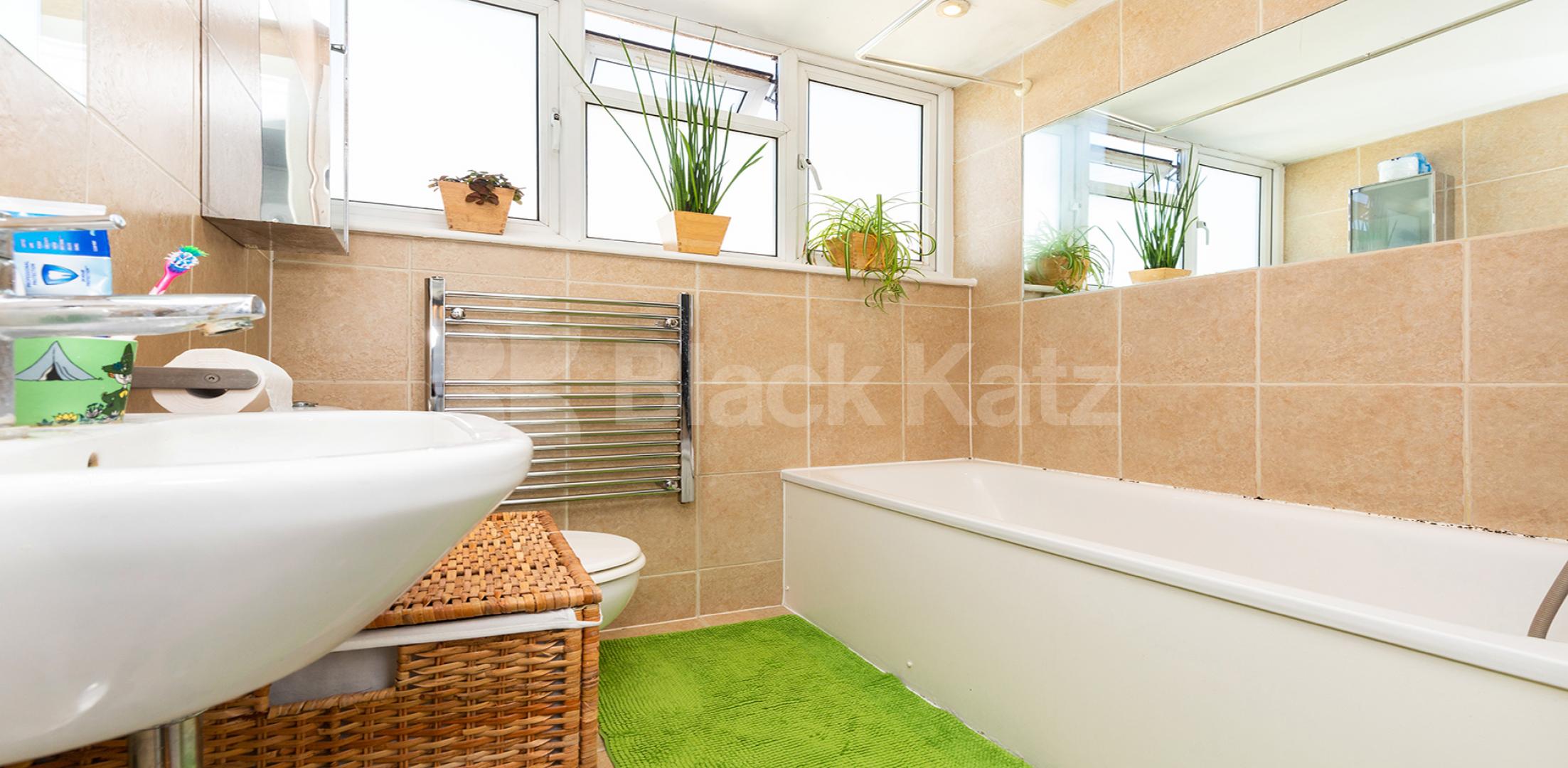 Recently refurbished one bed with acces to a large communal garden mins to Tube. Camden Road , Tufnell Park